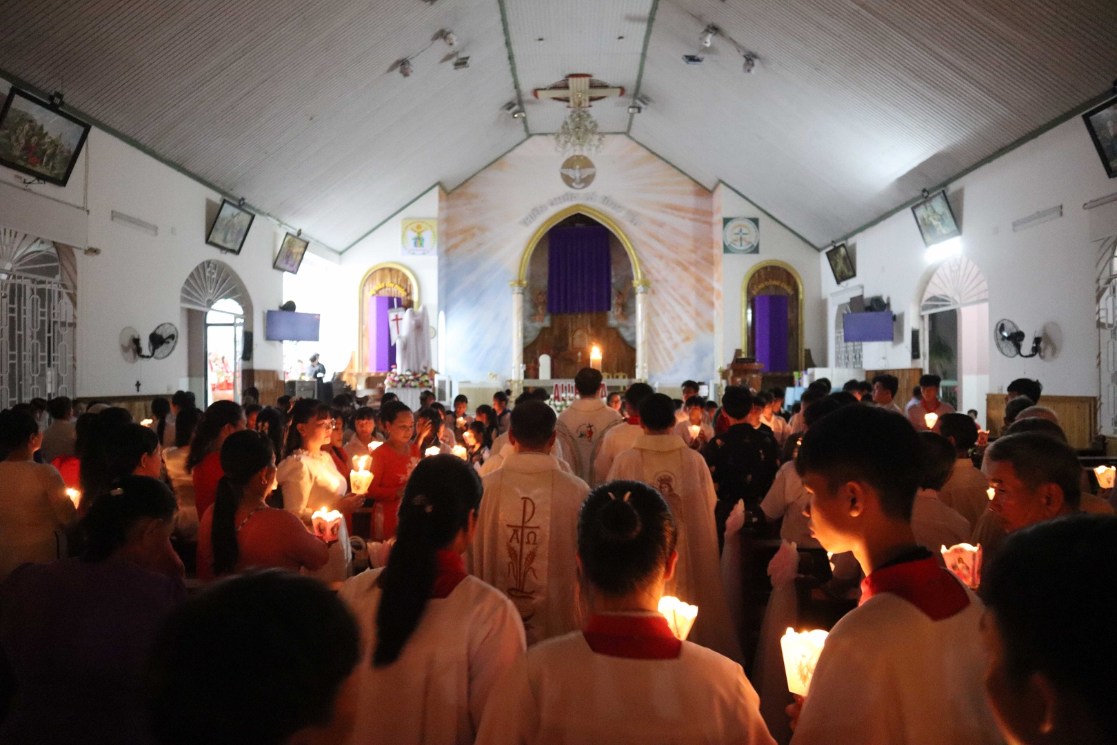 Giáo Xứ Hưng Hòa Cử Hành Thánh Lễ Vọng Phục Sinh